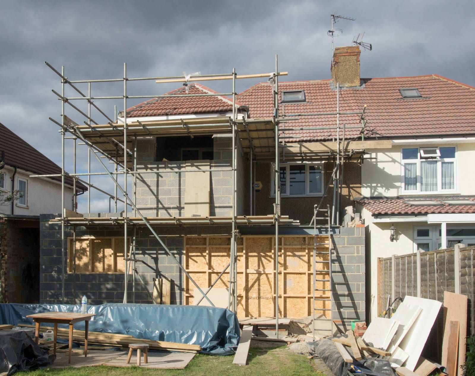 Woning met een stelling rond de gevel tijdens verbouwingswerken